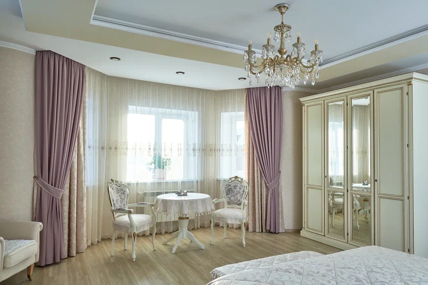 Классические шторы в спальне